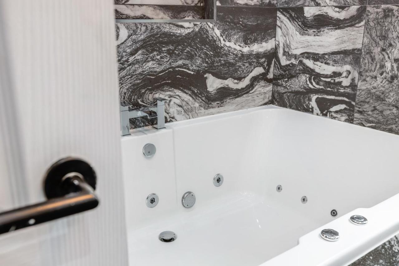 Crystal Towers Sasco Apartments ブラックプール エクステリア 写真